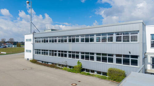 Aussenansicht und Hof - Produktions- und Büroimmobilie mit hochwertiger technischer Ausstattung in Bad Waldsee