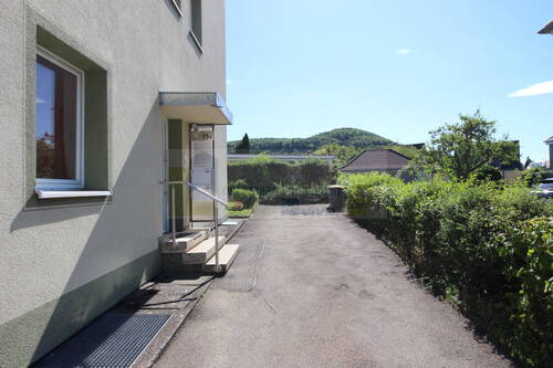 Eingangsbereich mit Parkmöglichkeit. - 