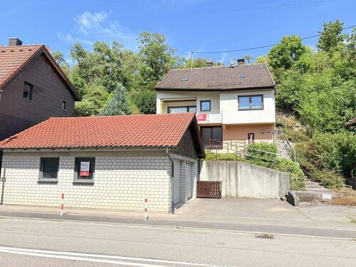 Straßenansicht Haus und Doppelgarage - Charmantes Einfamilienhaus in Darmsheim mit Ausbaupotenzial und großer Doppelgarage !