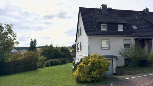 Straßenansicht - 6 Zimmer Mehrfamilienhaus, Wohnhaus in Söhrewald