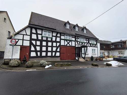 Außenansicht - 7 Zimmer Einfamilienhaus zum Kaufen in Westerburg