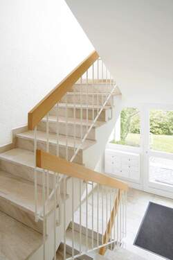 Treppenhaus - 3 Zimmer Etagenwohnung zur Miete in Kassel