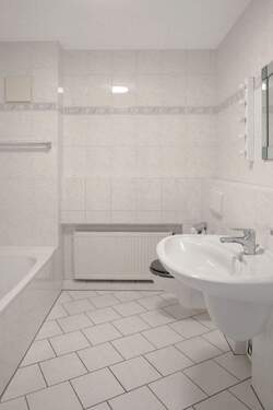 Blick ins Badezimmer - Etagenwohnung mit 87,00 m&sup2; in Kassel zur Miete