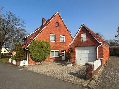 Bild 1 - Zentral in Uelsen - Großzügiges Einfamilienhaus mit Nebengebäuden; ebenerdiges Wohnen möglich