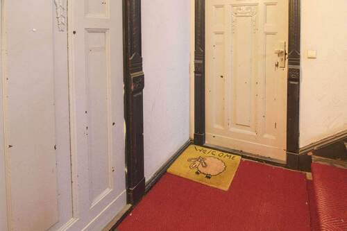 Wohnungstüren und Teppich - 