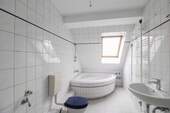 Badezimmer mit Fenster - 