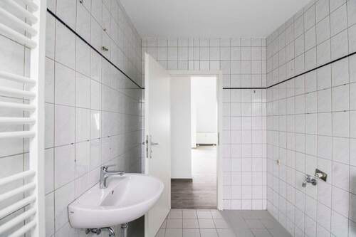 Badezimmer mit Tür - 