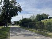 Anwohnerstraße - rechts liegt das Grundstück - Grundstück in Hoppegarten zum Kaufen
