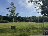 Gegenüberleigende Grünanlage mit Spielplatz und Spazierwegen - 