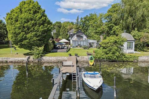 Hausansicht mit Doppelbootssteg - Haveljuwel der Extraklasse - Direkt am Wasser mit unverbaubarem Blick und Doppelbootssteg
