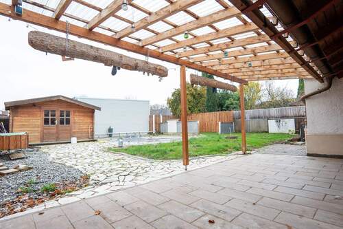 Überdachte Terrasse.jpg - Gepflegte Doppelhaushälfte mit Pool & Outdoorküche – solide Basis mit Entwicklungsmöglichkeiten