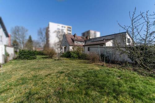 Garten und Seitenansicht - 5 Zimmer Einfamilienhaus zum Kaufen in Neu-Isenburg