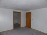 Zugang vom Wohnzimmer zur Küche - 3 Zimmer Etagenwohnung in Naundorf
