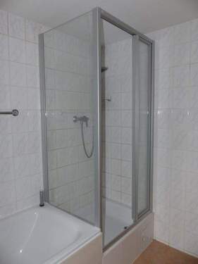 Tageslichtbad mit Wanne und Dusche - 