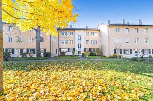 Hausansicht mit Grünanlagen - Charmante 2-Zimmer-Wohnung mit Westbalkon in ruhiger Lage!