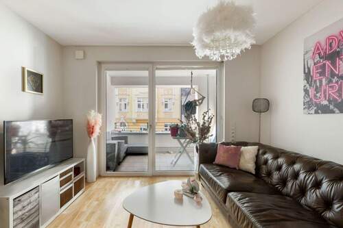 Wohnbereich und Loggia - 2 Zimmer Etagenwohnung in Düsseldorf