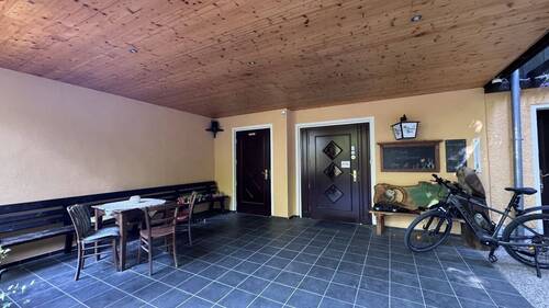 Zugang Gasthaus, überdachter Sitzbereich - 