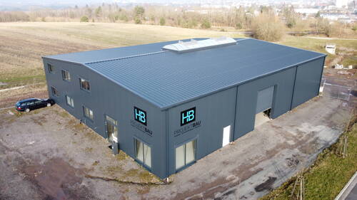 Luftbild - moderne und neuwertige Lagerhalle mit Bürogebäude.
