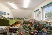 Zimmer im Obergeschoss mit Eisenbahnplatte - 