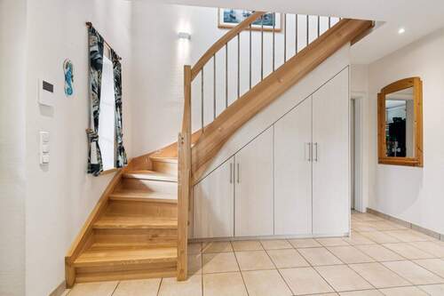 Treppe mit Einbauschrank - 