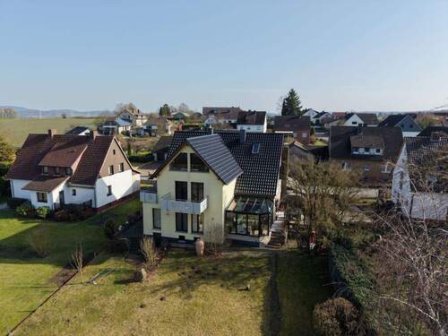 Hausansicht - Familienfreundliches Zweifamilienhaus mit Garten im Ortsteil von Hessisch Oldendorf