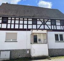 Sanierungsbedürftiges Zweifamilienhaus mit Potential, Hof und Scheune - Niederbösa