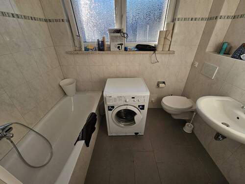 Bad mit Fenster und Waschmaschine - andere Wohnungstypen mit 87,00 m&sup2; in Mölln zur Miete