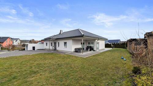 Titelbild - Werz Immobilien - Stilvoller, barrierefreier Wohntraum - Bungalow: modern, lichtdurchflutet & vollmöbliert