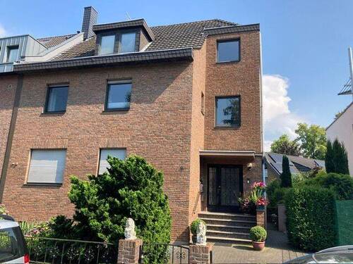 Hausansicht Straßenseite - Spitzenlage---Auenviertel --- Rodenkirchen---interessantes Dreifamilienhaus mit Potential