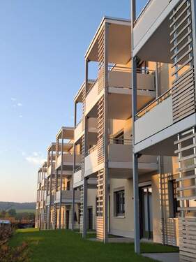 Außenansicht_Sonne_20241025_173450.jpg - Im Alter selbstbestimmt und bei Bedarf mit Pflege wohnen - 2-Zi-Wohnung - Service Wohnen Untersiemau (47)