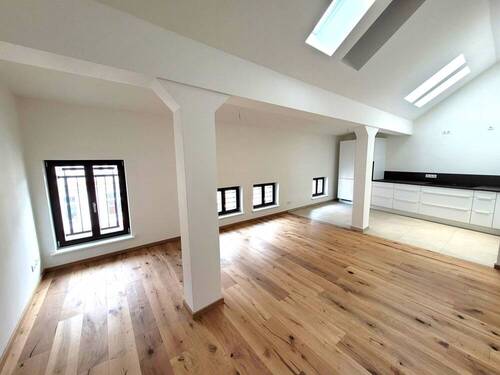 Wohnzimmer mit offener Küche - Großzügige 2-RW im Dachgeschoss mit Balkon und Einbauküche im sanierten Altbau!