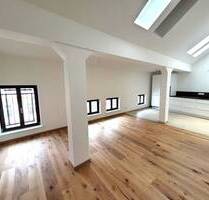 Großzügige 2-RW im Dachgeschoss mit Balkon und Einbauküche im sanierten Altbau! - Halle (Saale) Innenstadt