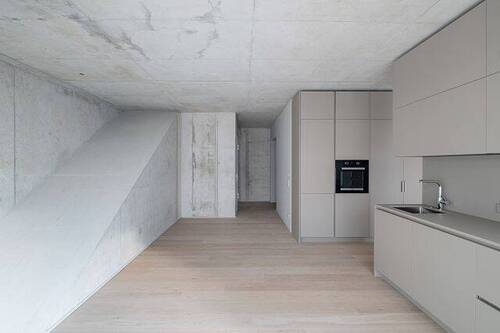 Weitere Ansicht Wohn- und Essbereich
Beschläge aus Edelstahl Sichtbeton im Wohn- und Essbereich - 