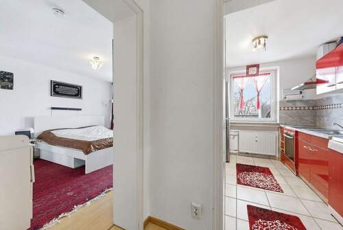 Schlafzimmer und Küche - 2 Zimmer Etagenwohnung zum Kaufen in München