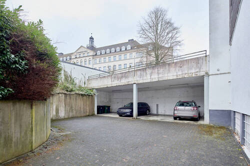 Innenhof mit eigenen Parkplätzen - 
