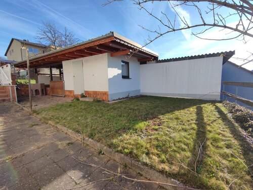 Nebengebäude mit Rasenfläche / Grillplatz - 