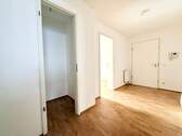 Flur mit Abstellkammer - 