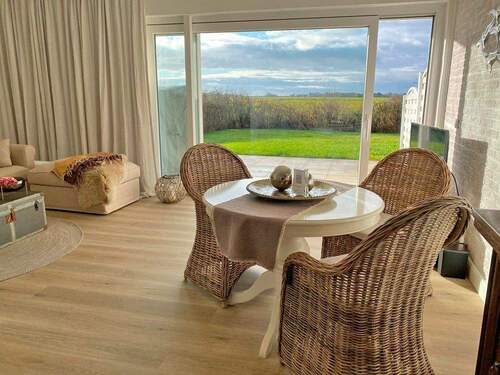 Blick in den Garten vom Wohnraum - Großzügige Erdgeschosswohnung mit wunderbarem Weitblick