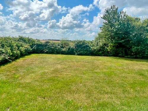 Großes Gartengrundstück mit Weitblick - 2 Zimmer Etagenwohnung in Sylt