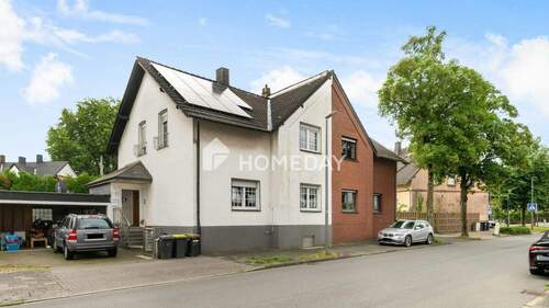 Außenansicht 2 - Doppelhaushälfte mit modernisierter Ausstattung, Doppelgarage und nachhaltiger Energieversorgung