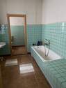 Bad mit Wanne und Fenster - 