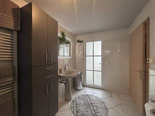 Badezimmer mit Zugang zum Garten - 