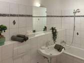 Helles-Bad-mit-Lüfter-u-Wanne.jpg - 
