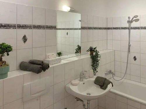 Helles-Bad-mit-Lüfter-u-Wanne.jpg - 