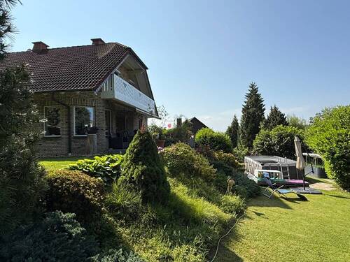 Rückansicht mit Pool - 