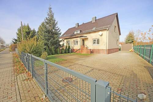 Hausansicht / Straßenseite - 3 Zimmer Doppelhaushälfte zum Kaufen in Wittenberg