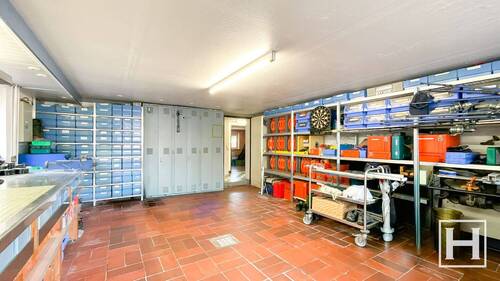 Große Werkstatt mit Werkbank - 
