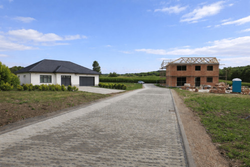 Beispielbild mit Bebauung - Großzügiges Baugrundstück in Theuma mit viel Platz für Ihr modernes Eigenheim.