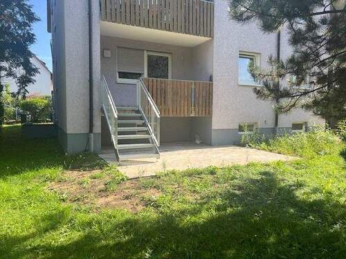 Loggia mit Treppe zur Gartenterrasse - 