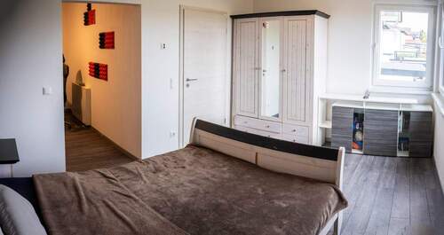 OG_Elternschlafzimmer_2_Blick_in_die_Ankleide - 